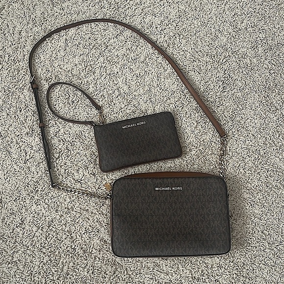 MICHAEL KORS Jet Set Large Logo Crossbody Bag & Wristlet Set in Brown w/ MK Logo - Picture 2 of 16